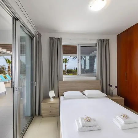 Faros Beachfront Villa Perivólia