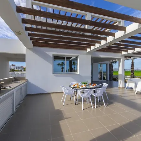 Faros Beachfront Vila *