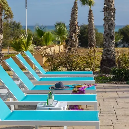 Faros Beachfront Vila *