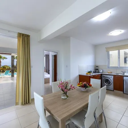 Faros Beachfront Vila